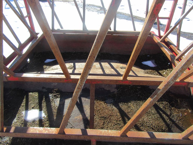 #8971-•-pmc-500-round-bale-feeder-image-3