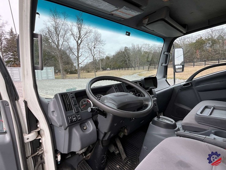 2019-isuzu-npr-image-62