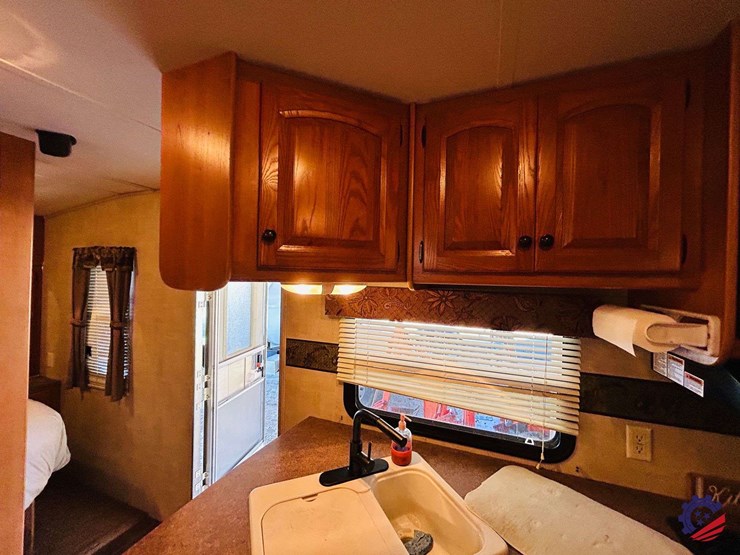 2011-keystone-hornet-platinum-31rbds-t/a-camper-trailer-image-76
