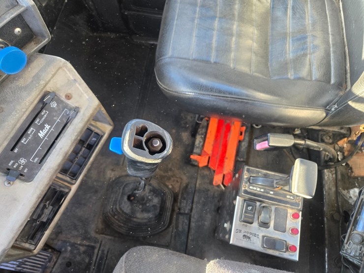 1999-mack-rd690s-image-80