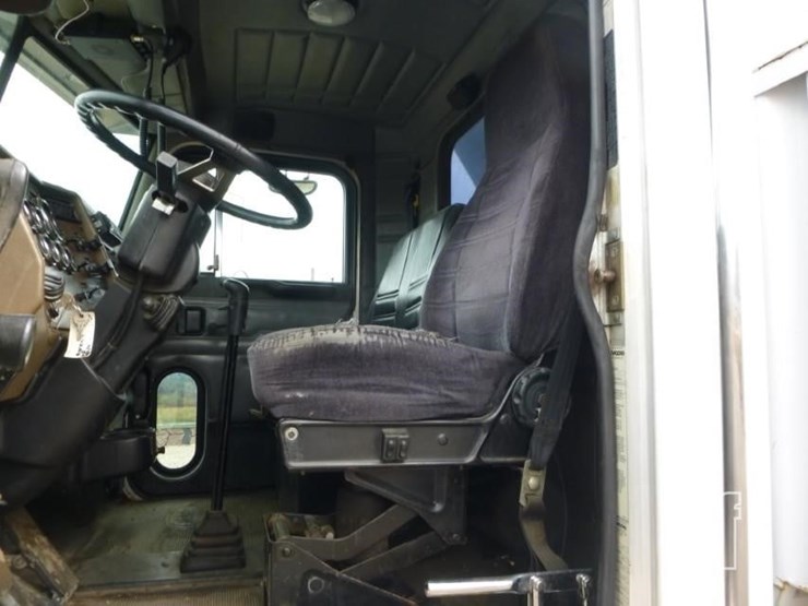 2000-peterbilt-330-image-16