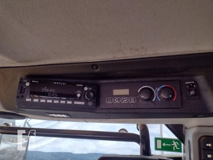 jcb-fastrac-4220-image-12