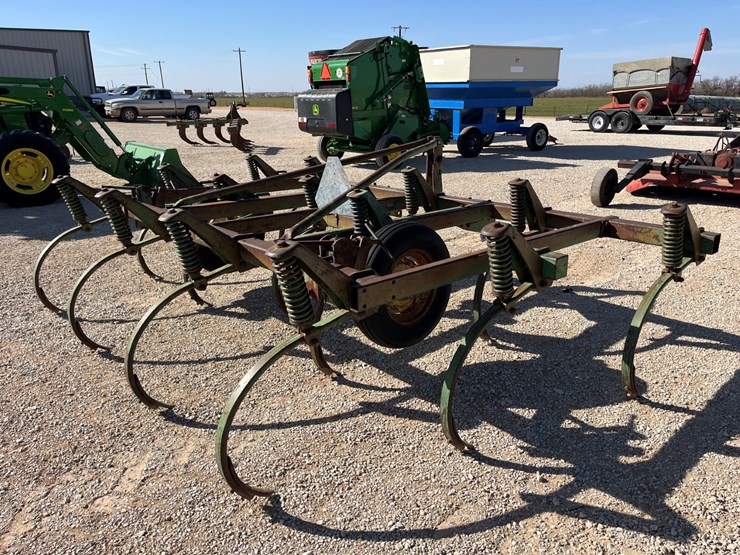 #t15179-•-john-deere-chisel-plow-image-4