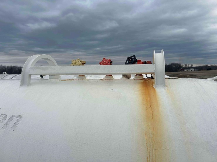 1000-gal.-nh3-tank-on-gear-#48-sells-offsite-image-5