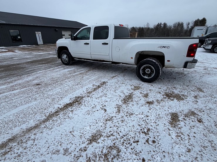 2013-chevrolet-3500-image-9
