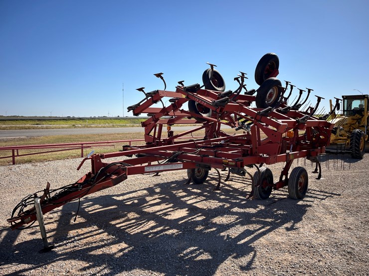 case-ih-4300-image-1