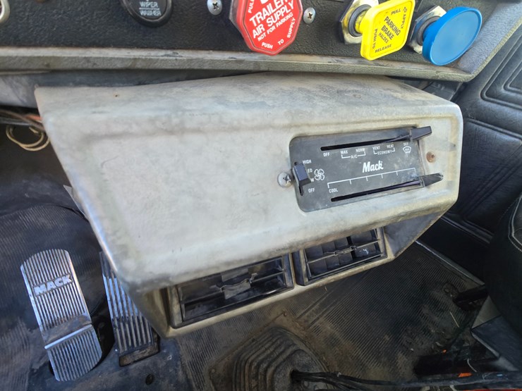 1999-mack-rd690s-image-89