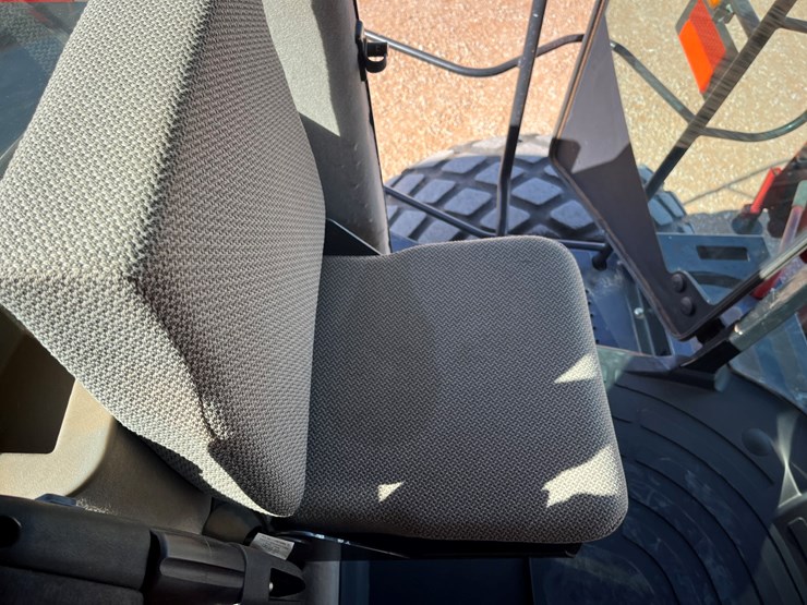 2020-case-ih-wd2104-image-35