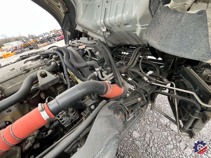 2019-isuzu-npr-image-42