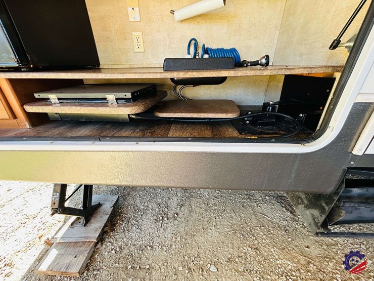 2011-keystone-hornet-platinum-31rbds-t/a-camper-trailer-image-41