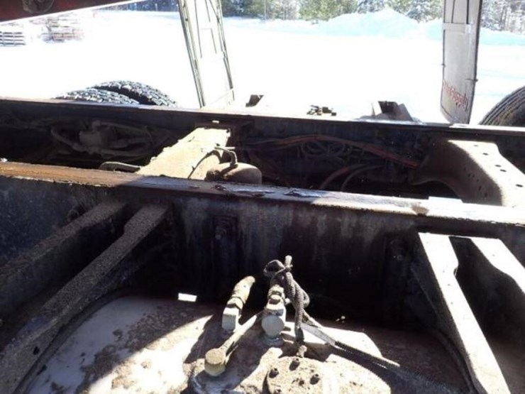 2016-peterbilt-567-image-53