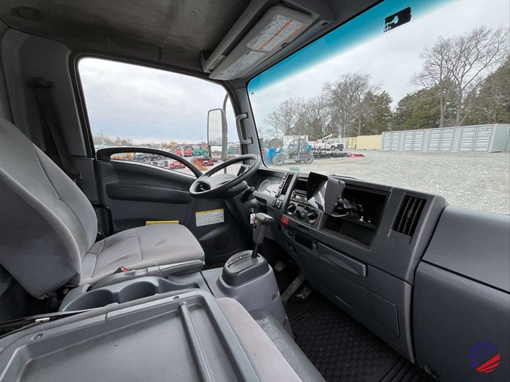 2019-isuzu-npr-image-55
