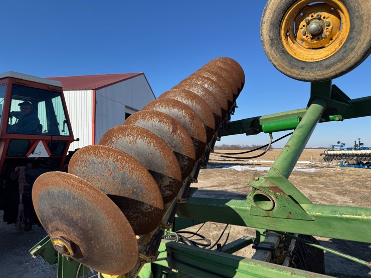 john-deere-220-image-12