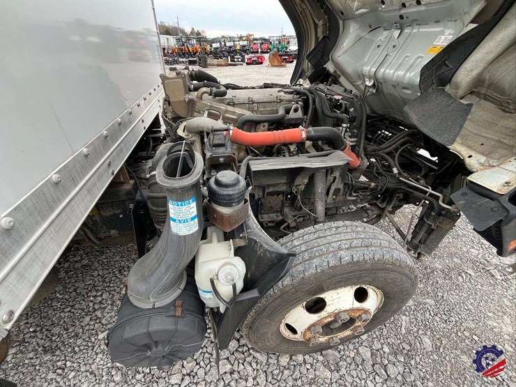 2019-isuzu-npr-image-40