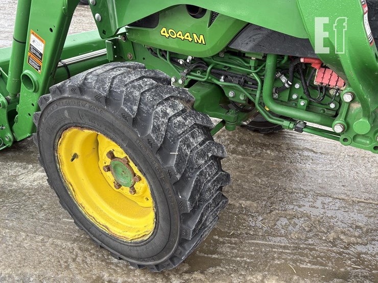 2017-john-deere-4044m-image-16
