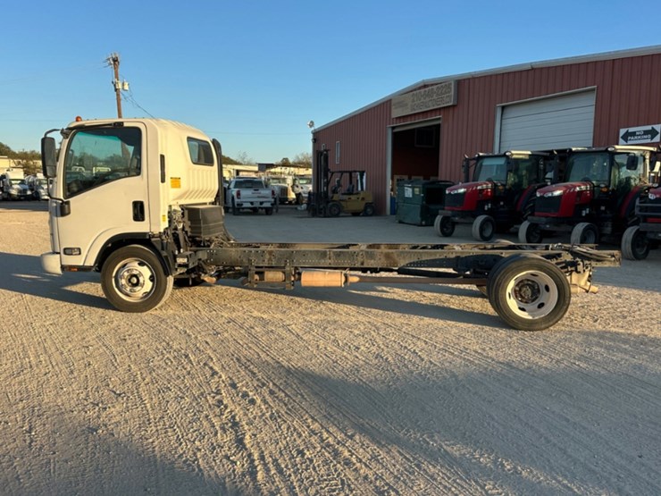 2021-isuzu-npr-image-8