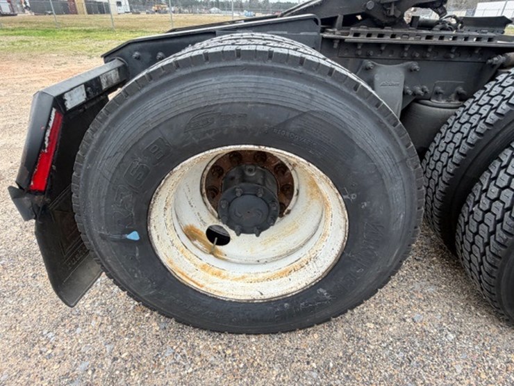 #226-•-2018-freightliner-cascadia-image-29