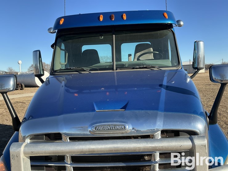 2011-freightliner-cascadia-125-image-19