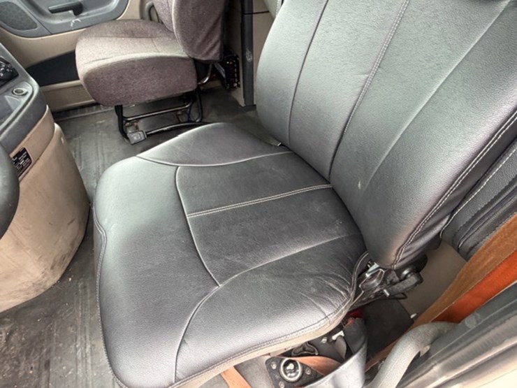 #226-•-2018-freightliner-cascadia-image-35