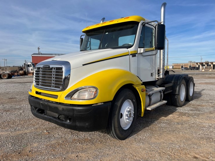 2007-freightliner-columbia-120-image-1