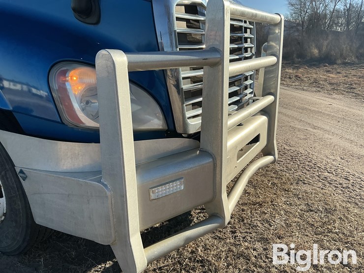 2011-freightliner-cascadia-125-image-15