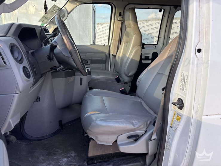 2011-ford-e350-image-17