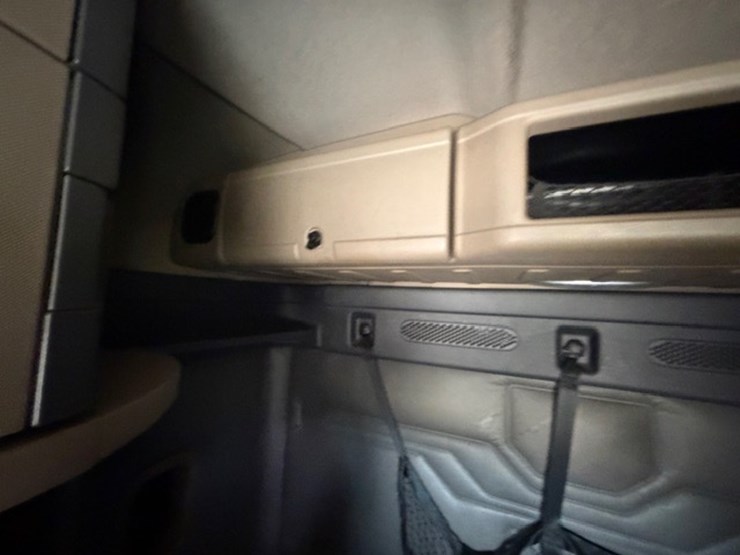 #226-•-2018-freightliner-cascadia-image-49