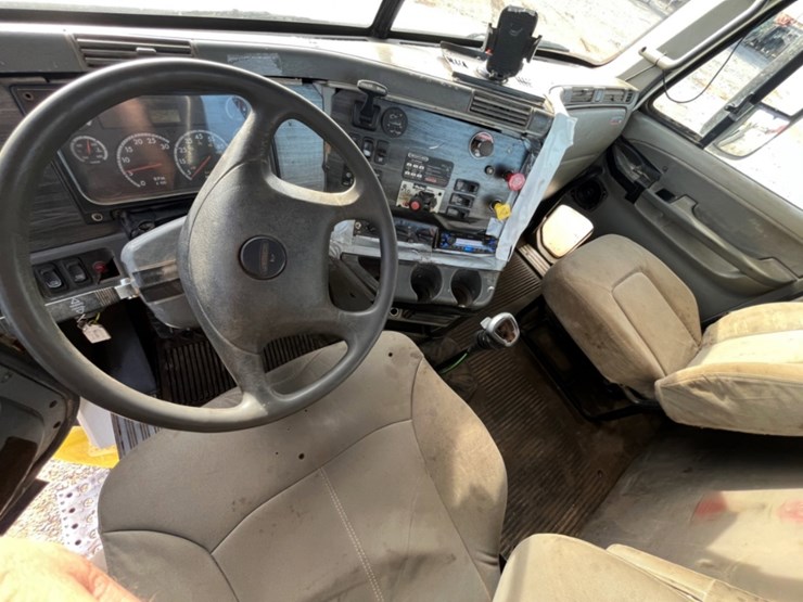 2007-freightliner-columbia-120-image-15