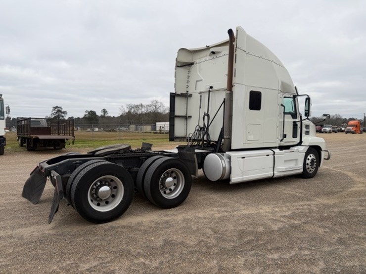 #227-•-2020-mack-anthem-image-3