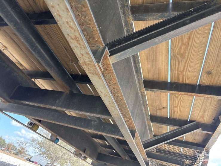 2022-custom-flatbed-image-11