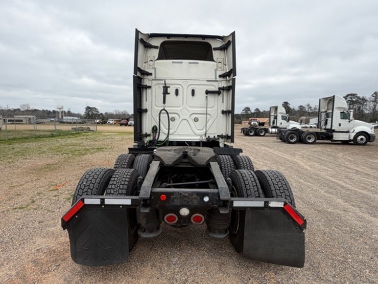 #226-•-2018-freightliner-cascadia-image-8