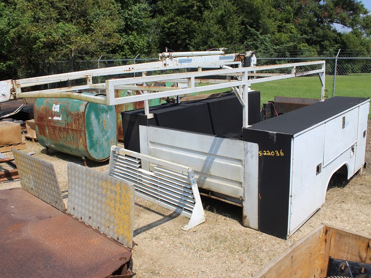 #1653-•-service-bed-with-working-auto-crane-and-lift-gate-image-9