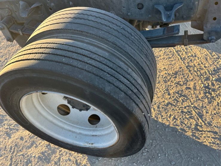 2021-isuzu-npr-image-9