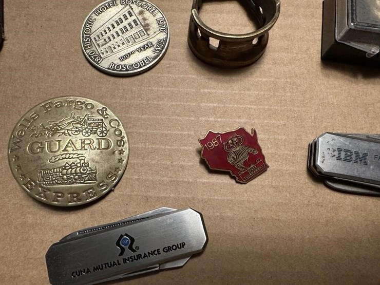 vintage-belt-buckles-&-pins-image-6