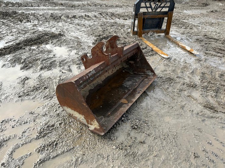 42”-ditching-bucket-for-kubota-excavator-image-4