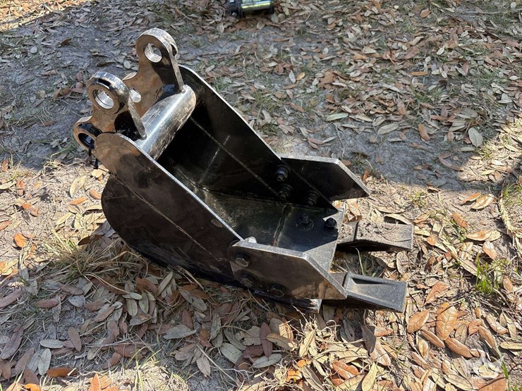 mini-bucket-excavator-attachment-image-2