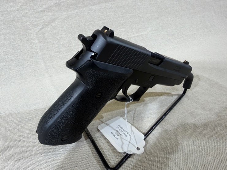#231-•-sig-sauer-p220-pistol-image-17