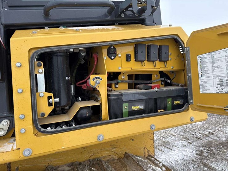 2023-deere-700l-image-13