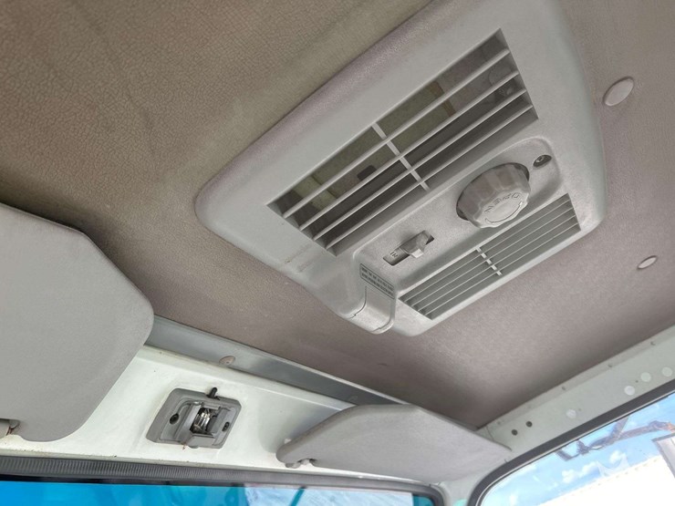 2004-isuzu-npr-image-22