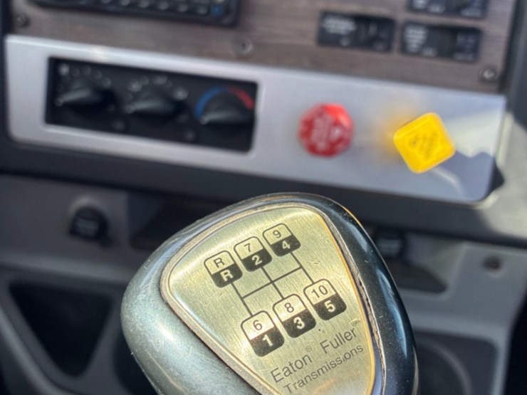 2014-freightliner-coronado-122-sd-image-3