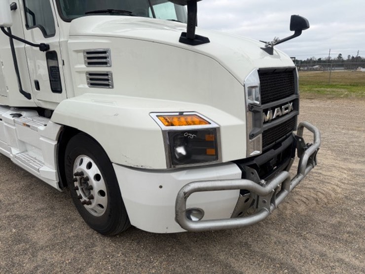 #227-•-2020-mack-anthem-image-28