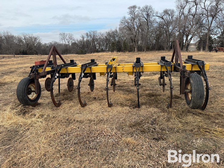 landoll-7-shank-chisel-plow-image-6