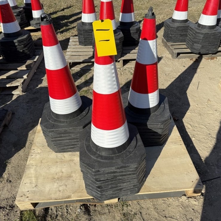25 TRAFFIC CONES