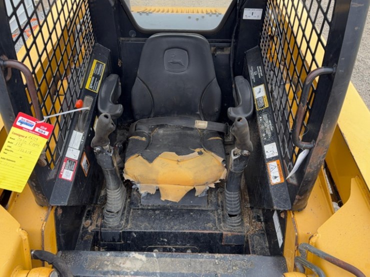 john-deere-325-image-8