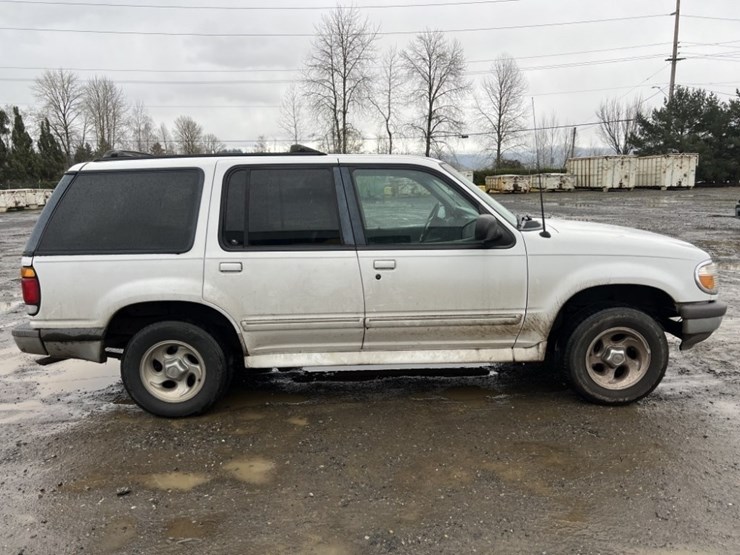 1997-ford-explorer-xlt-image-3