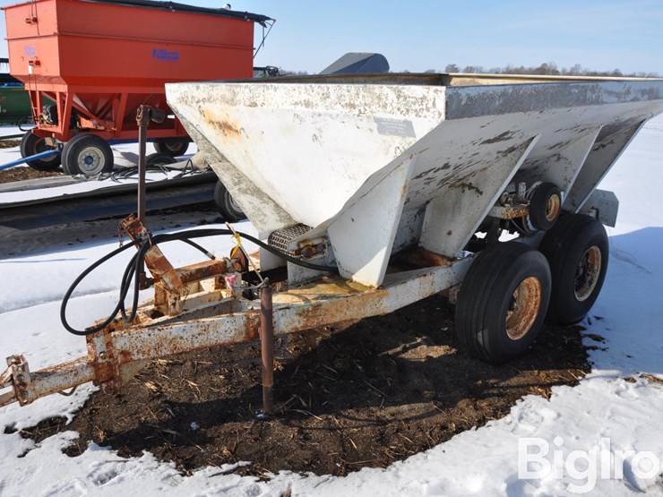 pull-type-dry-fertilizer-spreader-image-1