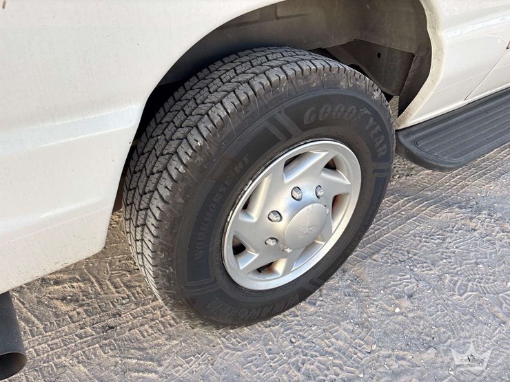 2011-ford-e350-image-28