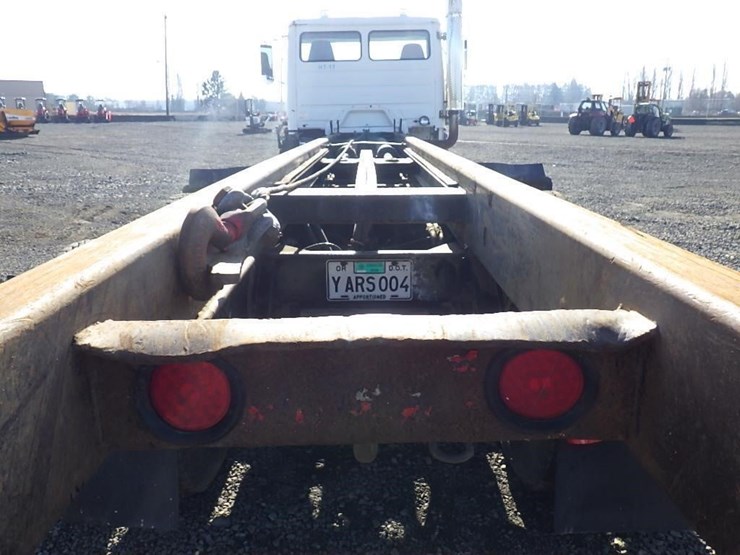 1999-freightliner-fl112-image-9