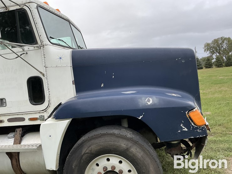 2000-freightliner-fld120-image-12