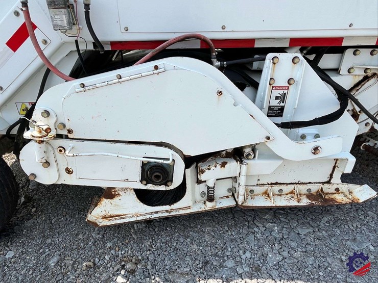 roadtec-cb100-sweeper-conveyor-image-41